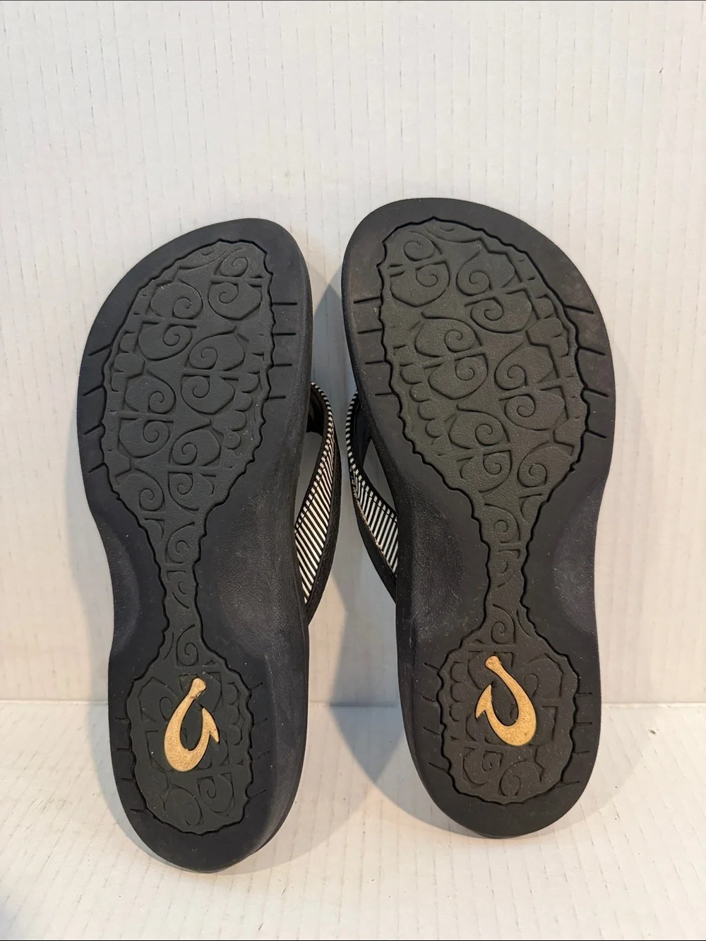 OluKai O’hana Women's Black Flip Flop Sandals with Striped Thong Strap (sz 6)